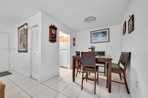 Condominio en venta en North Miami, Florida, 1 dormitorio, 64.2 m2 № 1611831 - foto 2