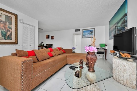 Condominio en venta en North Miami, Florida, 1 dormitorio, 64.2 m2 № 1611831 - foto 13