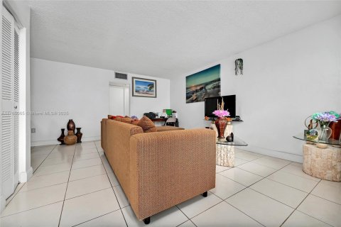 Condominio en venta en North Miami, Florida, 1 dormitorio, 64.2 m2 № 1611831 - foto 14