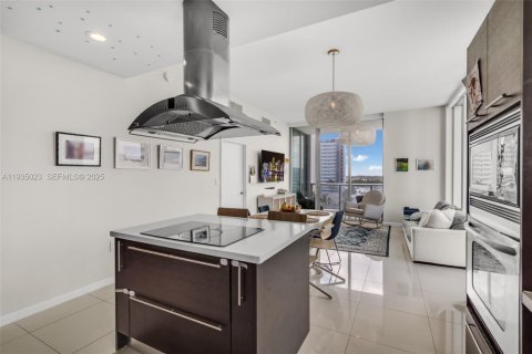 Condo in North Bay Village, Florida, 3 bedrooms № 1994352 - photo 12