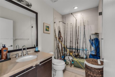 Condo in North Bay Village, Florida, 3 bedrooms № 1994352 - photo 25