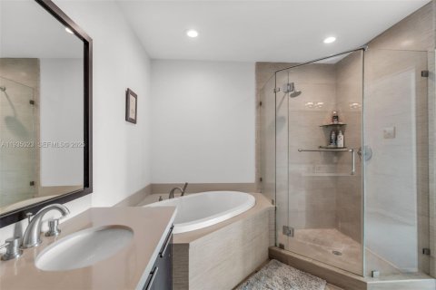 Condo in North Bay Village, Florida, 3 bedrooms № 1994352 - photo 22