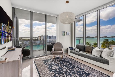 Condo in North Bay Village, Florida, 3 bedrooms № 1994352 - photo 1