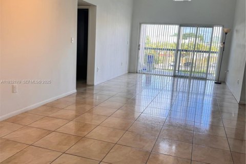 Condo in Hialeah, Florida, 2 bedrooms № 1991636 - photo 9