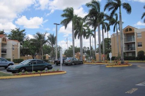 Condo in Hialeah, Florida, 2 bedrooms № 1991636 - photo 11