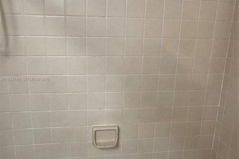 Condo in Hialeah, Florida, 2 bedrooms № 1991636 - photo 8