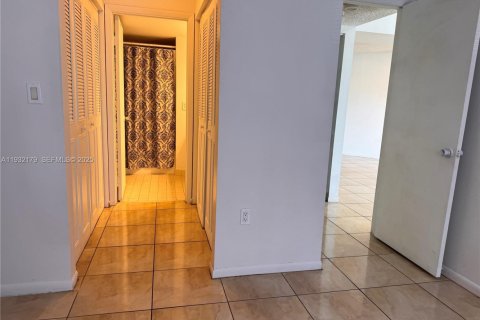 Condo in Hialeah, Florida, 2 bedrooms № 1991636 - photo 3