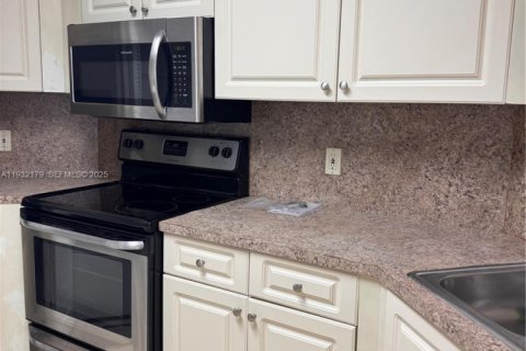 Condo in Hialeah, Florida, 2 bedrooms № 1991636 - photo 5