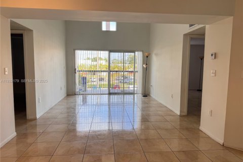 Condo in Hialeah, Florida, 2 bedrooms № 1991636 - photo 2
