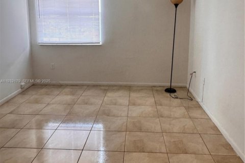 Condo in Hialeah, Florida, 2 bedrooms № 1991636 - photo 4
