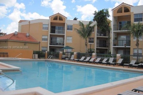 Condo in Hialeah, Florida, 2 bedrooms № 1991636 - photo 1
