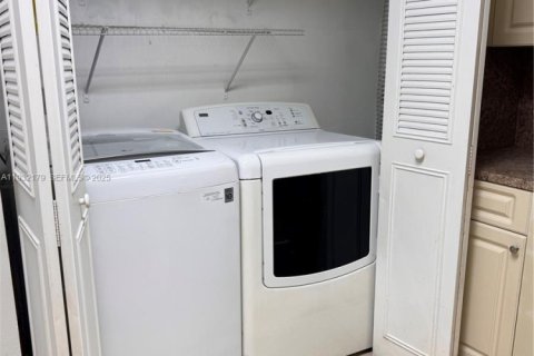 Condo in Hialeah, Florida, 2 bedrooms № 1991636 - photo 6