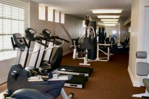 Condo in Hialeah, Florida, 2 bedrooms № 1991636 - photo 10
