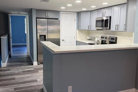 Townhouse in Seminole, Florida 4 bedrooms, 201.97 sq.m. № 2391510 - photo 20