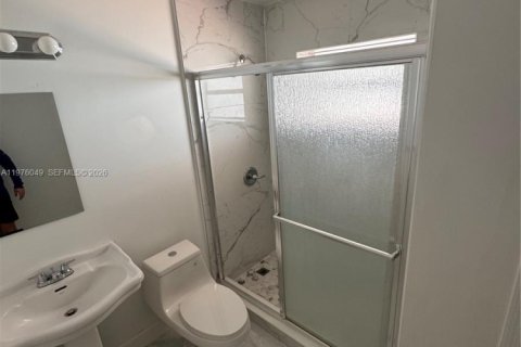 House in Miami Gardens, Florida 4 bedrooms, 117.61 sq.m. № 2040470 - photo 10