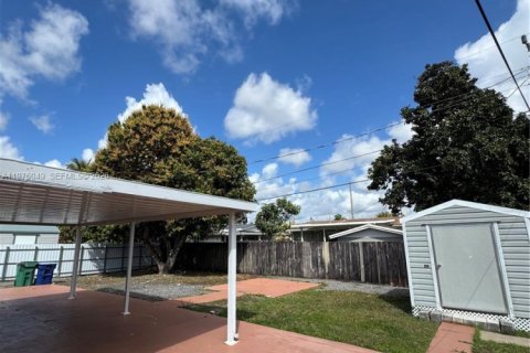 House in Miami Gardens, Florida 4 bedrooms, 117.61 sq.m. № 2040470 - photo 16