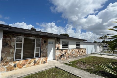 House in Miami Gardens, Florida 4 bedrooms, 117.61 sq.m. № 2040470 - photo 2