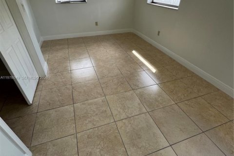 House in Miami Gardens, Florida 4 bedrooms, 117.61 sq.m. № 2040470 - photo 8