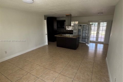 House in Miami Gardens, Florida 4 bedrooms, 117.61 sq.m. № 2040470 - photo 4
