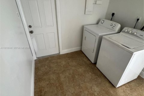 House in Miami Gardens, Florida 4 bedrooms, 117.61 sq.m. № 2040470 - photo 14