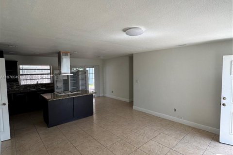 House in Miami Gardens, Florida 4 bedrooms, 117.61 sq.m. № 2040470 - photo 3