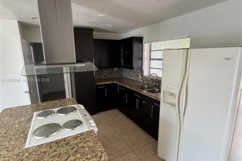 House in Miami Gardens, Florida 4 bedrooms, 117.61 sq.m. № 2040470 - photo 6