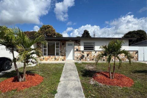 House in Miami Gardens, Florida 4 bedrooms, 117.61 sq.m. № 2040470