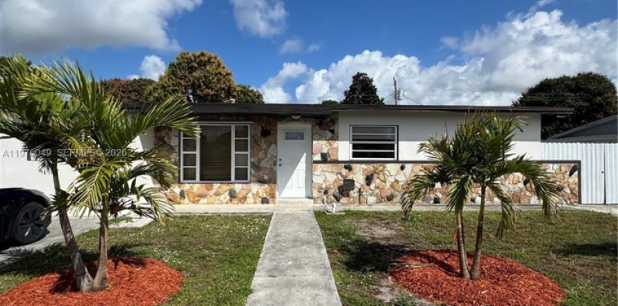 House in Miami Gardens, Florida 4 bedrooms, 117.61 sq.m. № 2040470