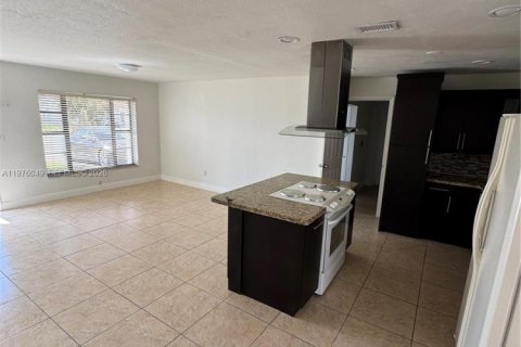 House in Miami Gardens, Florida 4 bedrooms, 117.61 sq.m. № 2040470 - photo 5