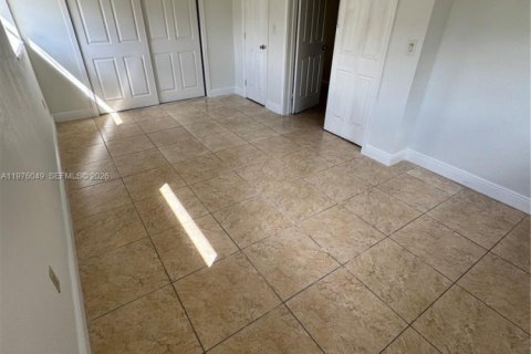 House in Miami Gardens, Florida 4 bedrooms, 117.61 sq.m. № 2040470 - photo 7