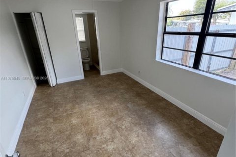 House in Miami Gardens, Florida 4 bedrooms, 117.61 sq.m. № 2040470 - photo 12