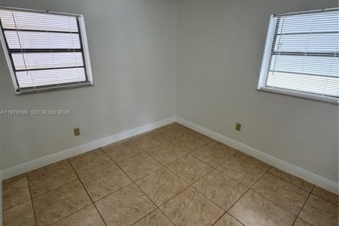 House in Miami Gardens, Florida 4 bedrooms, 117.61 sq.m. № 2040470 - photo 9