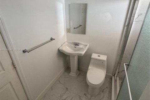 House in Miami Gardens, Florida 4 bedrooms, 117.61 sq.m. № 2040470 - photo 11