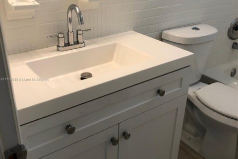 Propiedad comercial en venta en Fort Lauderdale, Florida, 228.73 m2 № 1975842 - foto 17