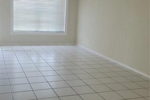 Touwnhouse à vendre à Weston, Floride: 2 chambres, 103.12 m2 № 2011970 - photo 3