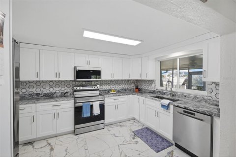 House in New Port Richey, Florida 2 bedrooms, 155.43 sq.m. № 2421897 - photo 13