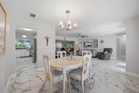 House in New Port Richey, Florida 2 bedrooms, 155.43 sq.m. № 2421897 - photo 17