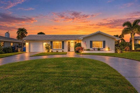 House in New Port Richey, Florida 2 bedrooms, 155.43 sq.m. № 2421897