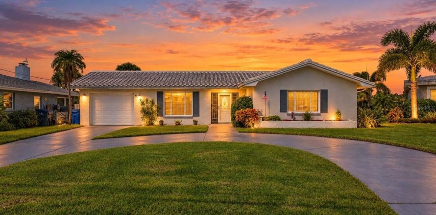House in New Port Richey, Florida 2 bedrooms, 155.43 sq.m. № 2421897