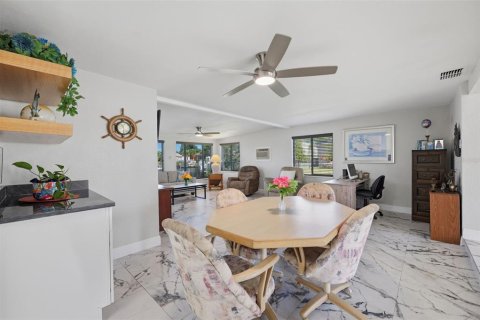 House in New Port Richey, Florida 2 bedrooms, 155.43 sq.m. № 2421897 - photo 19