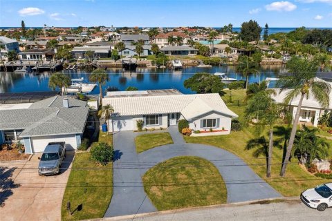 House in New Port Richey, Florida 2 bedrooms, 155.43 sq.m. № 2421897 - photo 2