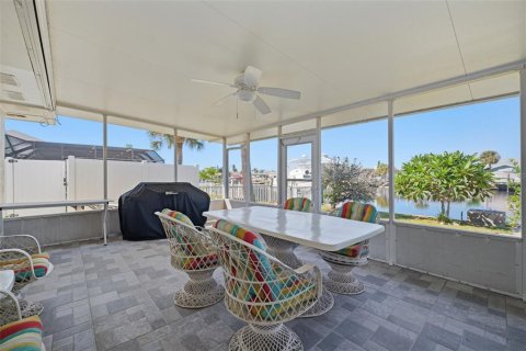 House in New Port Richey, Florida 2 bedrooms, 155.43 sq.m. № 2421897 - photo 30