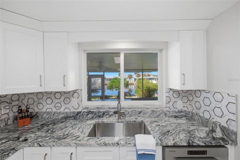 House in New Port Richey, Florida 2 bedrooms, 155.43 sq.m. № 2421897 - photo 9