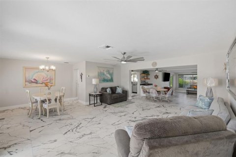 House in New Port Richey, Florida 2 bedrooms, 155.43 sq.m. № 2421897 - photo 16