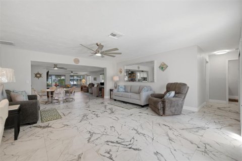 House in New Port Richey, Florida 2 bedrooms, 155.43 sq.m. № 2421897 - photo 14