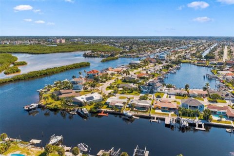 House in New Port Richey, Florida 2 bedrooms, 155.43 sq.m. № 2421897 - photo 4
