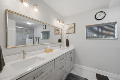 House in New Port Richey, Florida 2 bedrooms, 155.43 sq.m. № 2421897 - photo 27