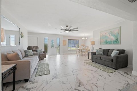 House in New Port Richey, Florida 2 bedrooms, 155.43 sq.m. № 2421897 - photo 7