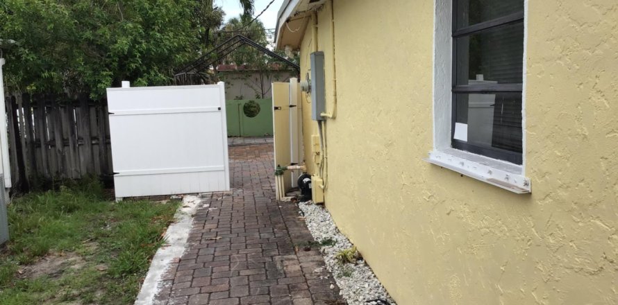 House in Boynton Beach, Florida 3 bedrooms, 89.37 sq.m. № 1182352
