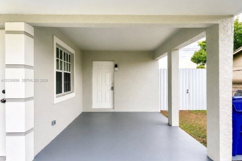 House in Fort Lauderdale, Florida 3 bedrooms, 107.67 sq.m. № 2178420 - photo 2